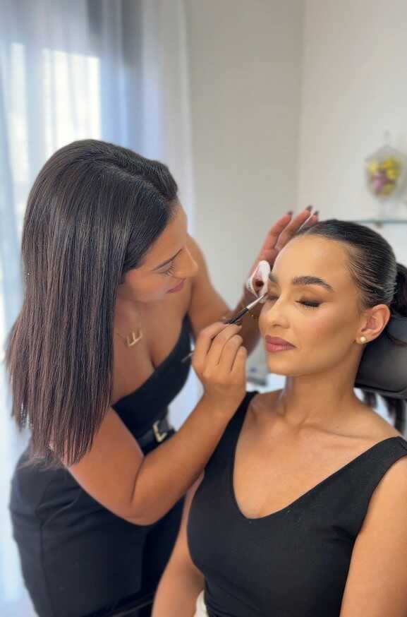 Manu maquiando cliente